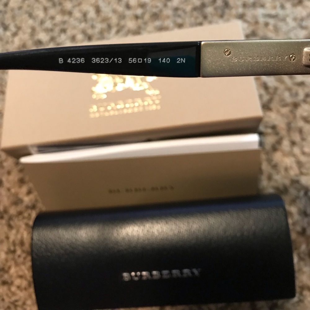 ☀️ Brand new Burberry Sunglasses 🕶 - Picture 4 of 7